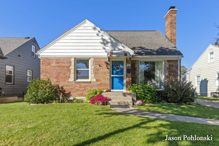 1805 Fremont Avenue NW: Grand Rapids Bungalow for Sale